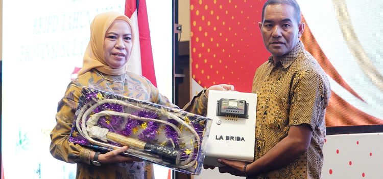 Kepala BRIDA Prov. Sulteng Serahkan Bantuan Alat Pemanggil Ikan Pada Kegiatan Musrenbang RKPD 2025
